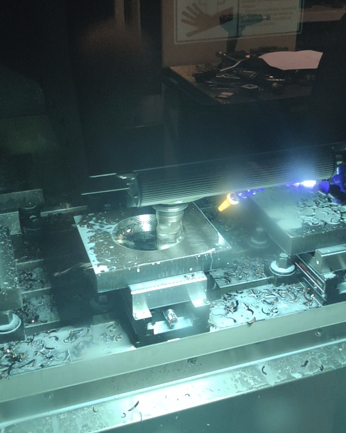 Maquina CNC trabajando